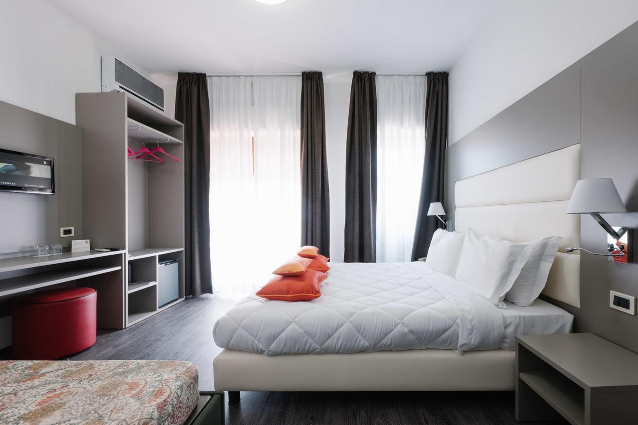 Hotel Cala Di Forno Фонтебланда Екстер'єр фото