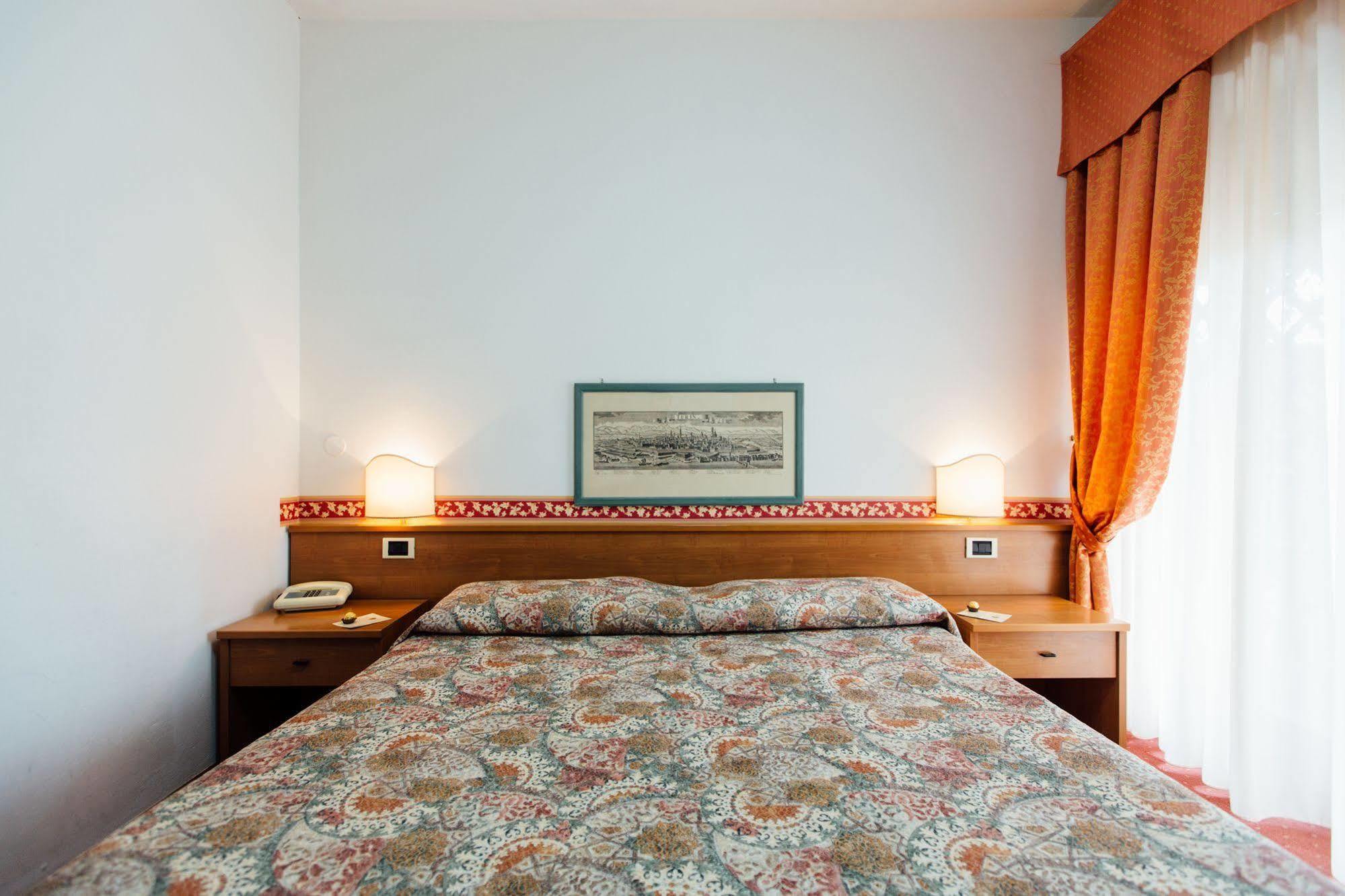 Hotel Cala Di Forno Фонтебланда Екстер'єр фото